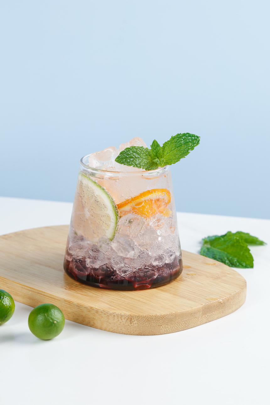 桌子上的夏日冷饮