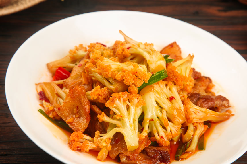 盘子里的花菜炒肉