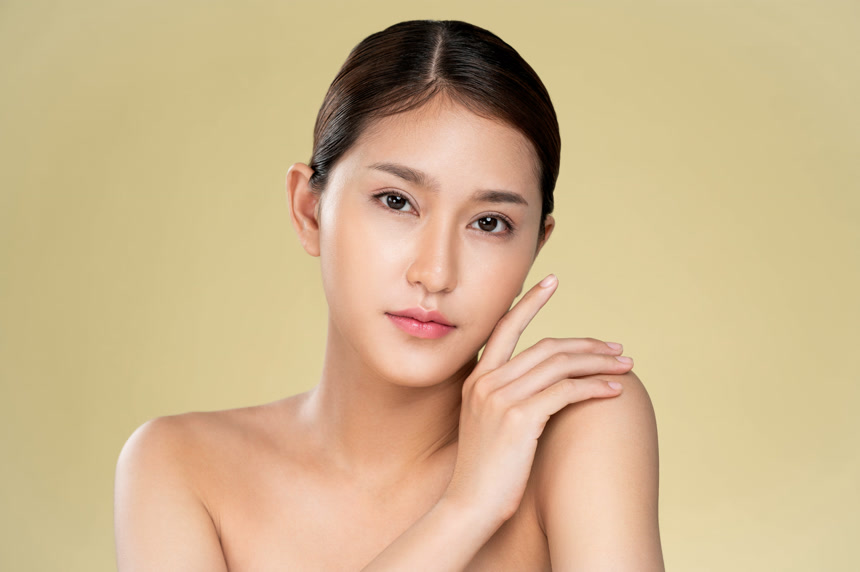 年轻女子的肖像她拥有健康清澈的皮肤注视镜头美容护肤和美容概念美容美业