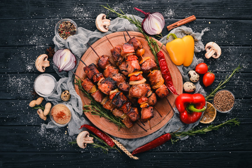 黑色的木制桌子上的烤串餐厅宣传