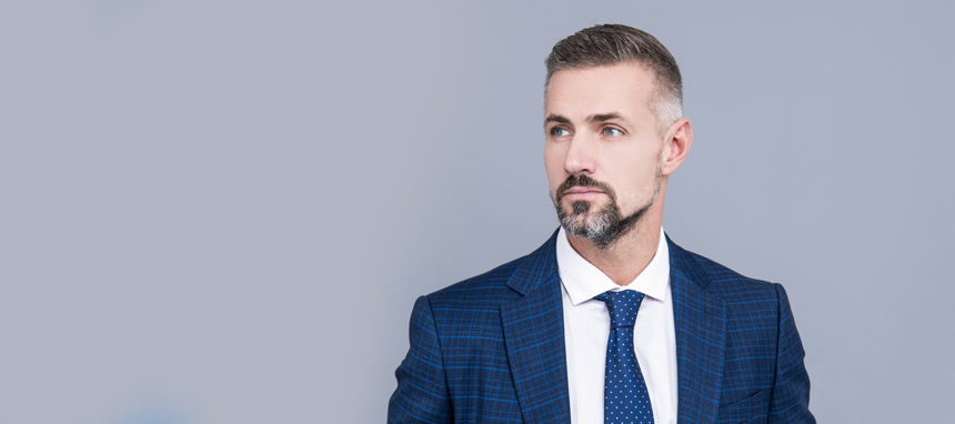 穿着西装的男士看着别处商务经济