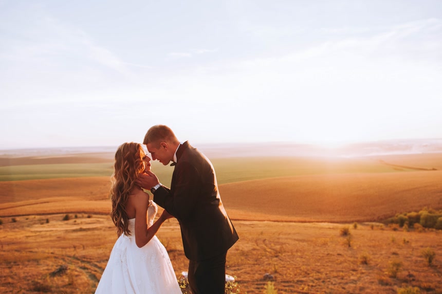 户外拍摄婚纱照的一对情侣婚纱摄影