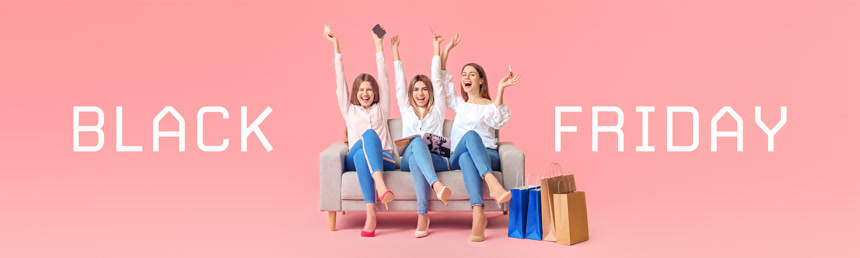 在粉色背景上年轻的女人在黑色星期五带着购物袋坐在沙发上广告宣传