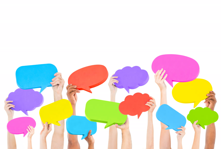 手举着各种颜色的消息气泡商业素材白底图