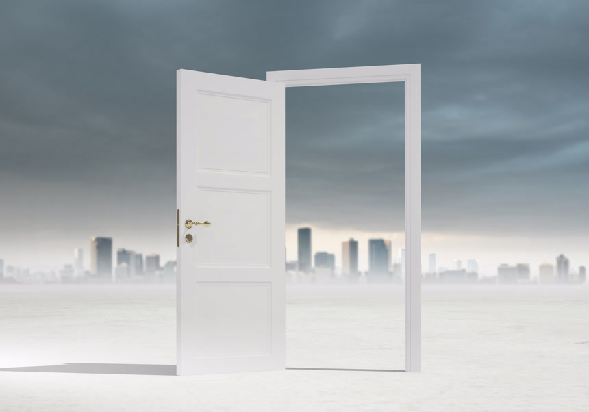 建筑背景下打开的门插图