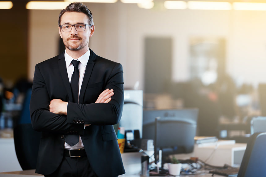 双手交叉的男商人商务人士商业素材