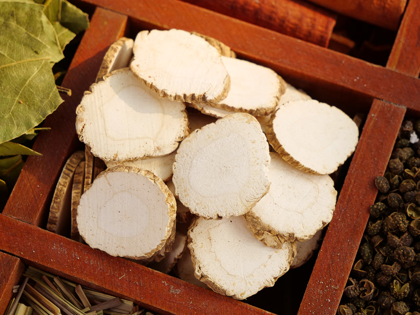 深底上的卤菜材料