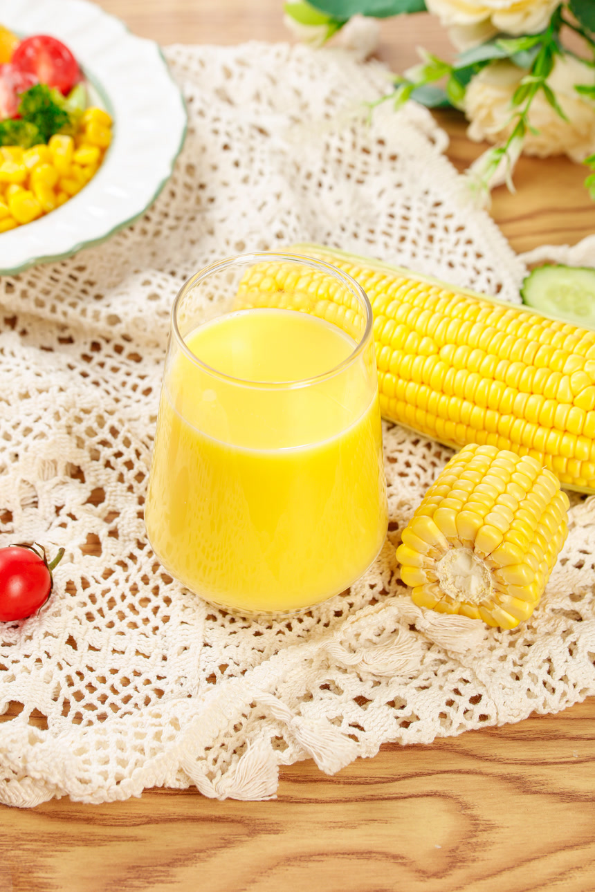 杯子里的玉米汁