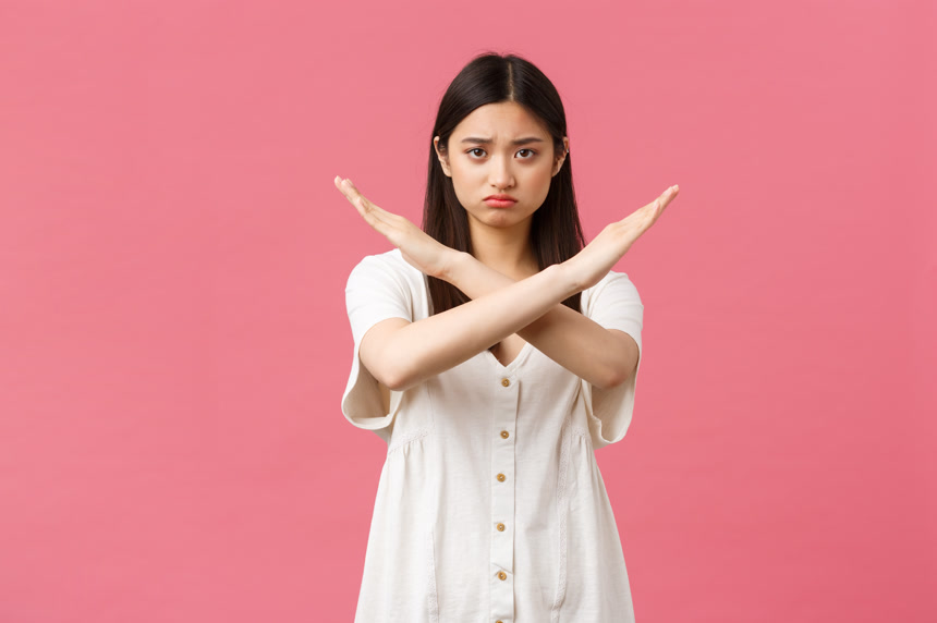 严重缺乏安全感和胆怯忧郁的亚洲女孩要求停下来做交叉手势生活方式