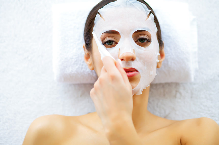 美女正在敷面膜特写美容美业宣传