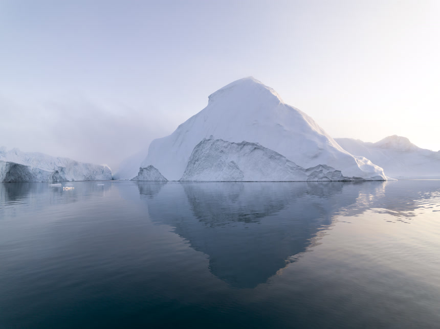 南极洲海洋融化的冰川湖泊自然景观