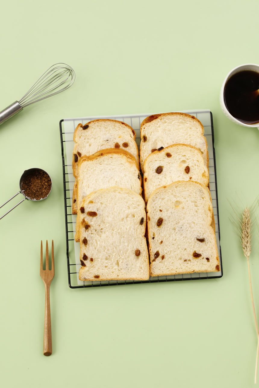 浅底上的葡萄干吐司