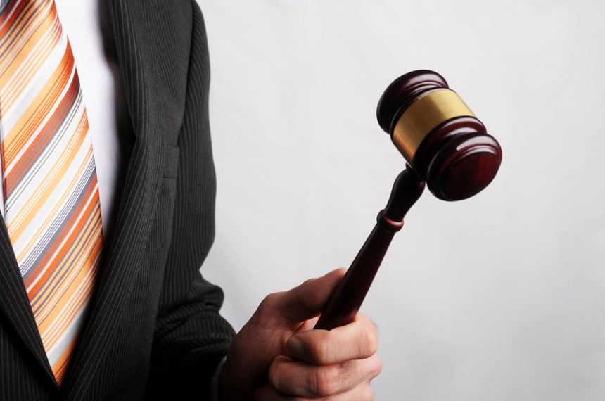 西装革履的男人手里拿着拍卖锤壁纸