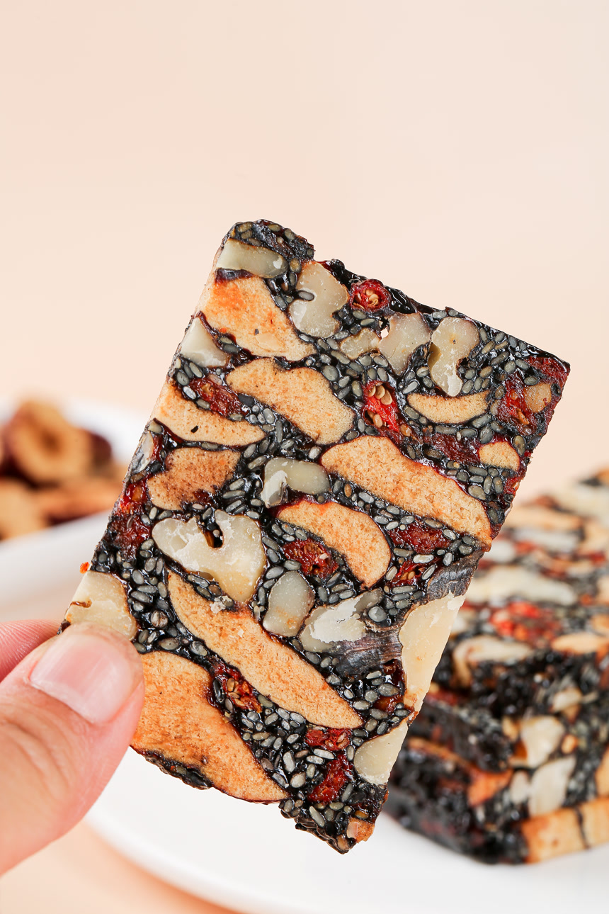 浅底上的阿胶糕