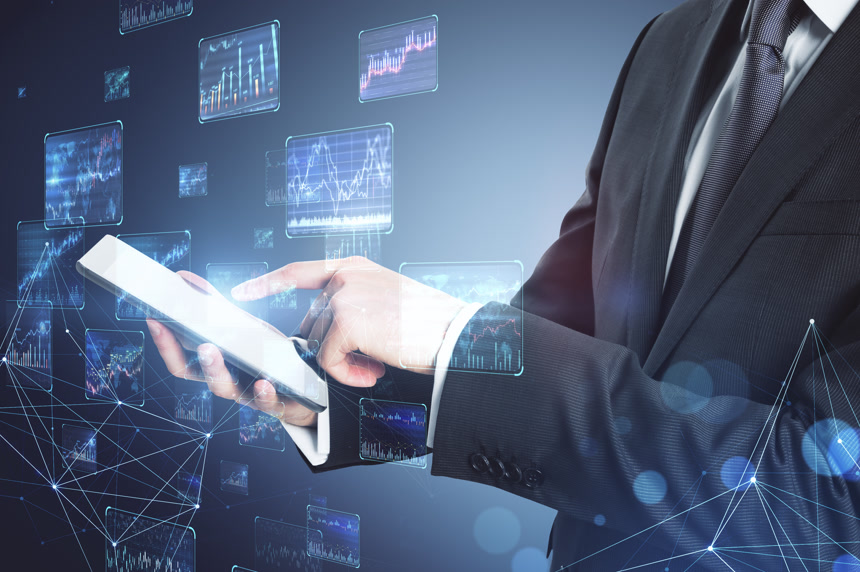 在模糊的背景下，用具有创意的外汇图表的平板电脑对商人的双手进行了近距离观察。贸易和经济 