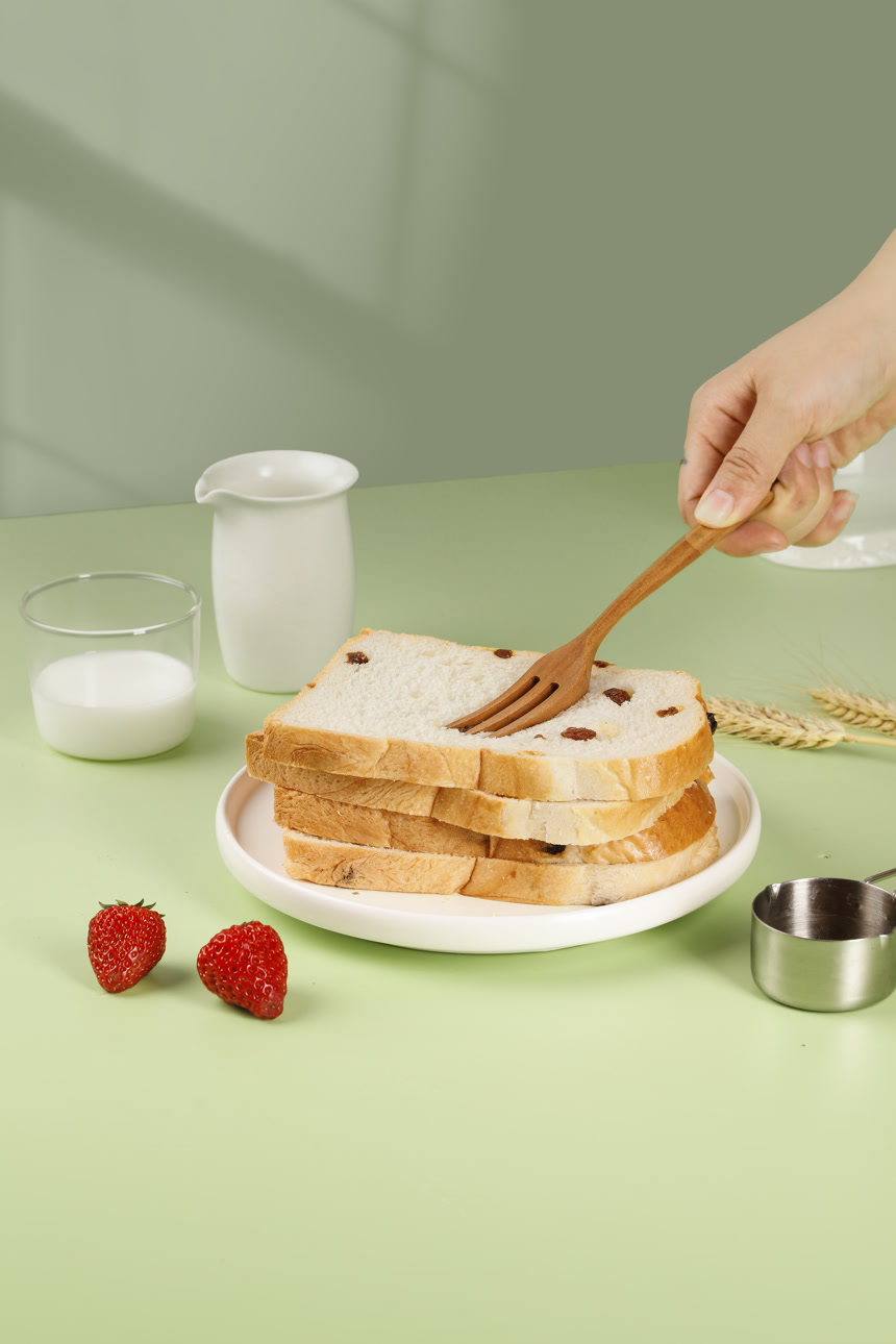 浅底上的葡萄干吐司