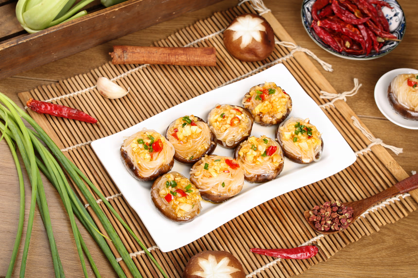 盘子里的香菇蒸粉丝