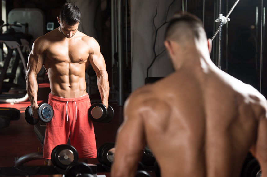 肱二头肌练习哑铃在健身房健康生活方式