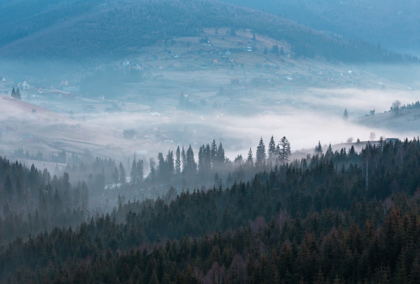 清晨喀尔巴泰山脉高原景观与村庄的房子自然风景壁纸