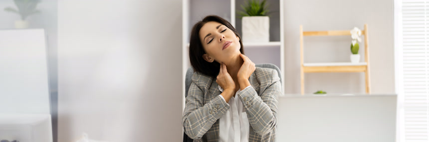 患有颈痛在办公室的年轻女商人健康生活方式