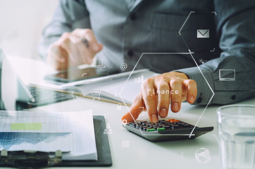 商务人员用计算器计算财务成本数据商务经济