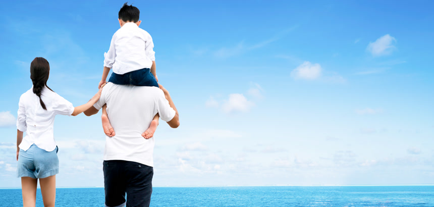 母亲和把孩子抗在肩上的父亲在海边背影照 幸福家庭亲子教育主题