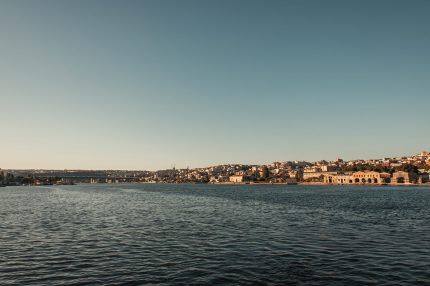 黄昏时分下平静的大海水面自然风景
