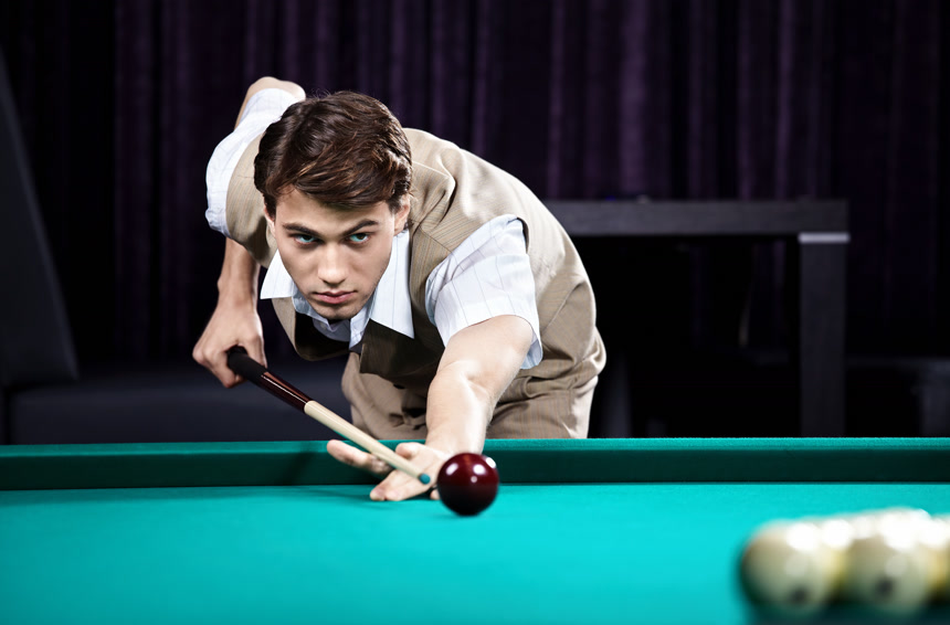年轻男人在俱乐部打台球竞技运动特写