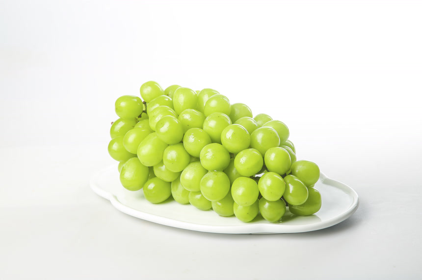 白底上的阳光玫瑰青提