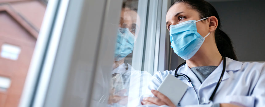 望着窗外的女医生医疗人像