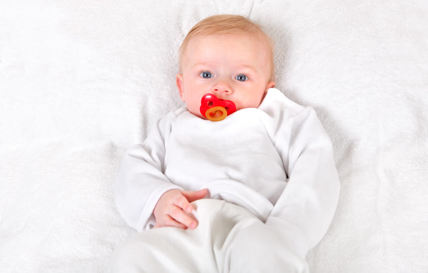 含着安抚奶嘴的外国男婴母婴育儿