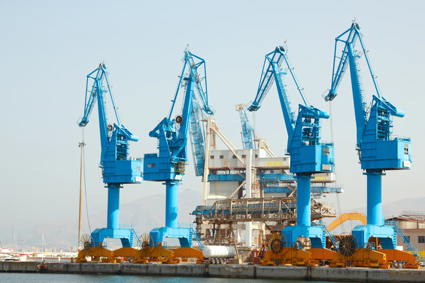 港口的起重吊车摄影图