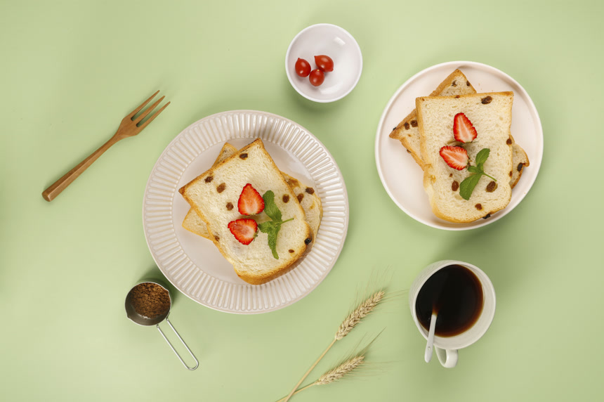 浅底上的葡萄干吐司