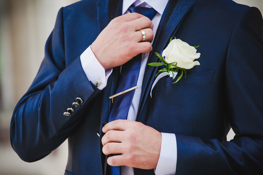 整理领带的商务人士局部特写商务活动形象宣传