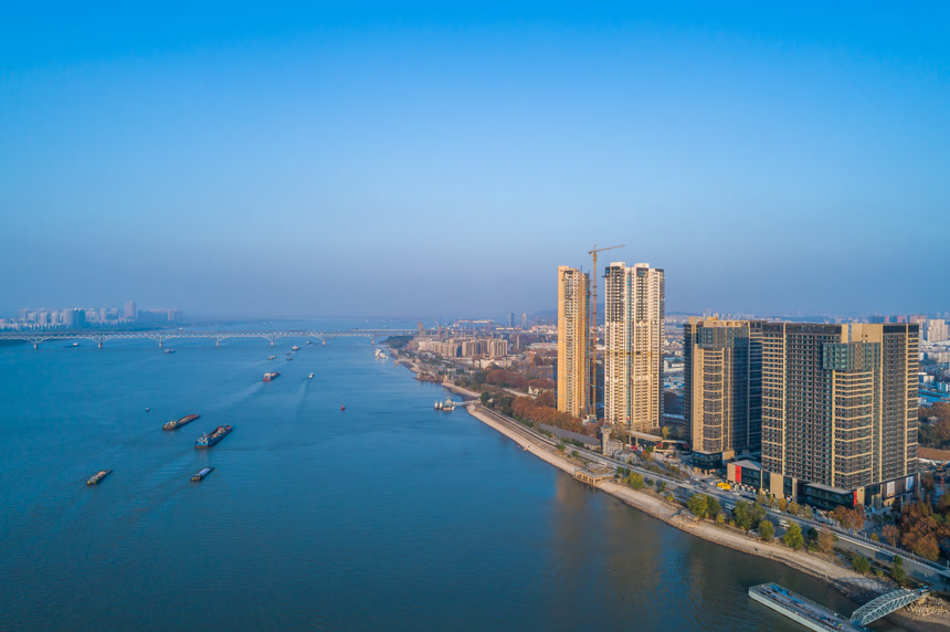 中国长江河流的岸边建筑建筑自然景观