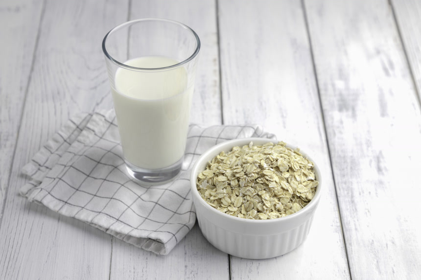 燕麦片和玻璃杯中的牛奶特写健康生活方式