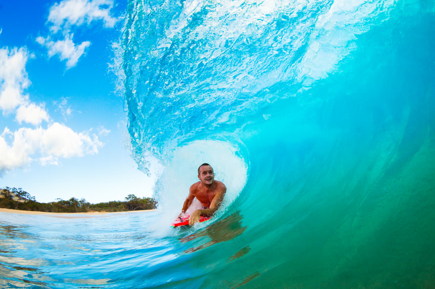 海浪中穿梭的冲浪者冒险运动海报特写