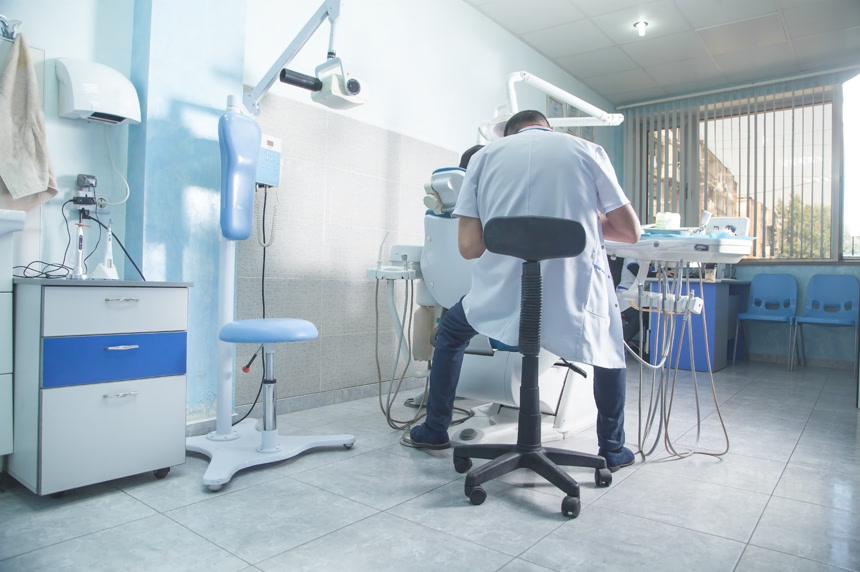 牙科医生在所工作医疗健康牙科诊所宣传