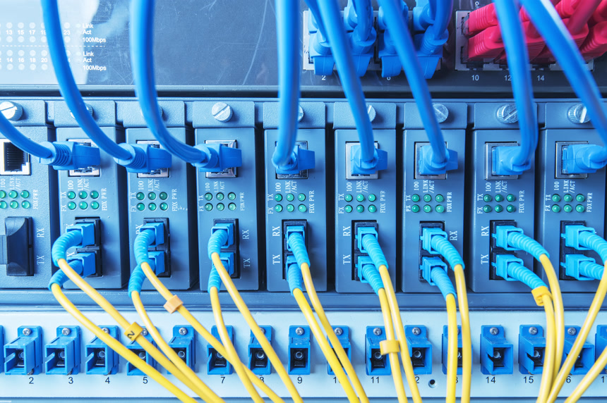 以太网数据电缆通过闪烁的灯连接到路由器端口电信RJ45互联网连接器插入调制解调器局域