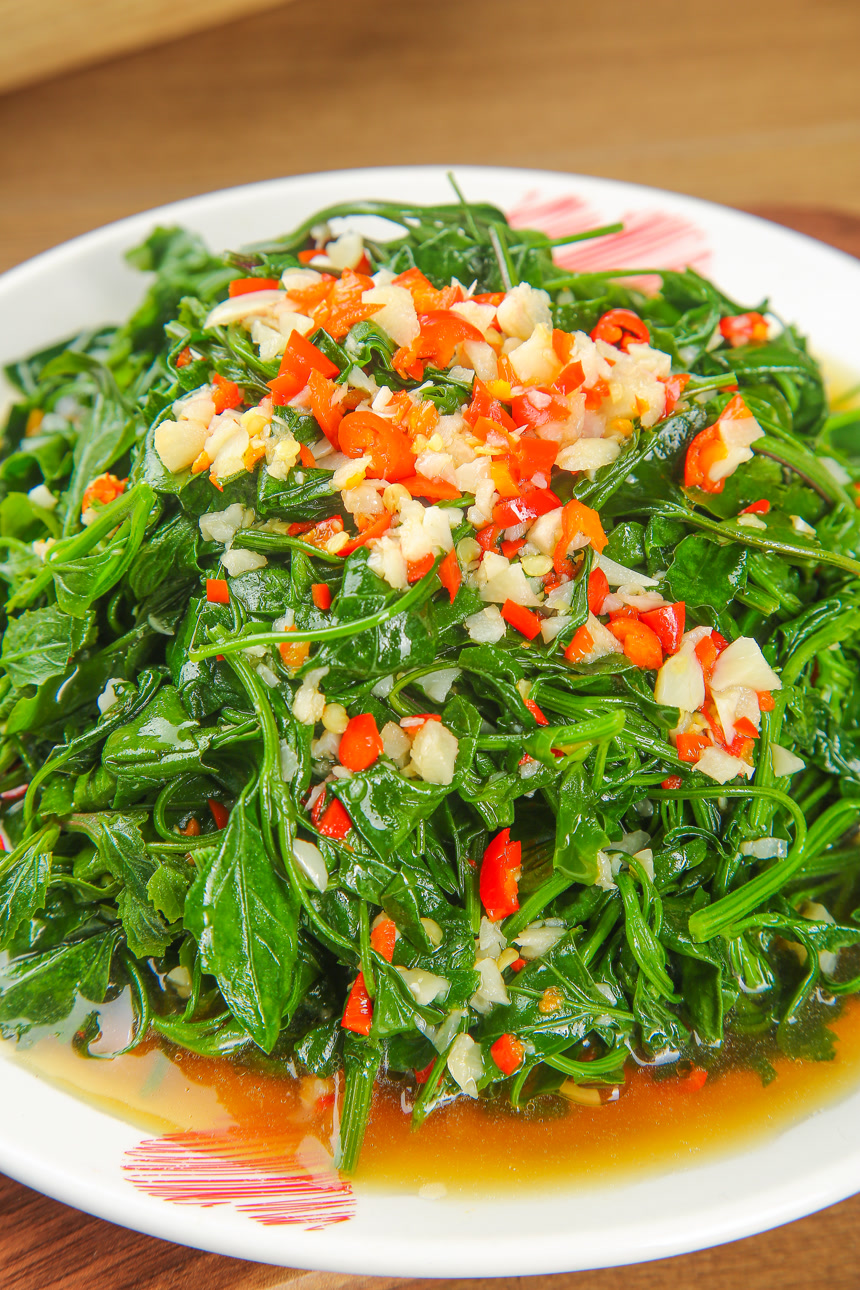 木底上的凉拌灰灰菜