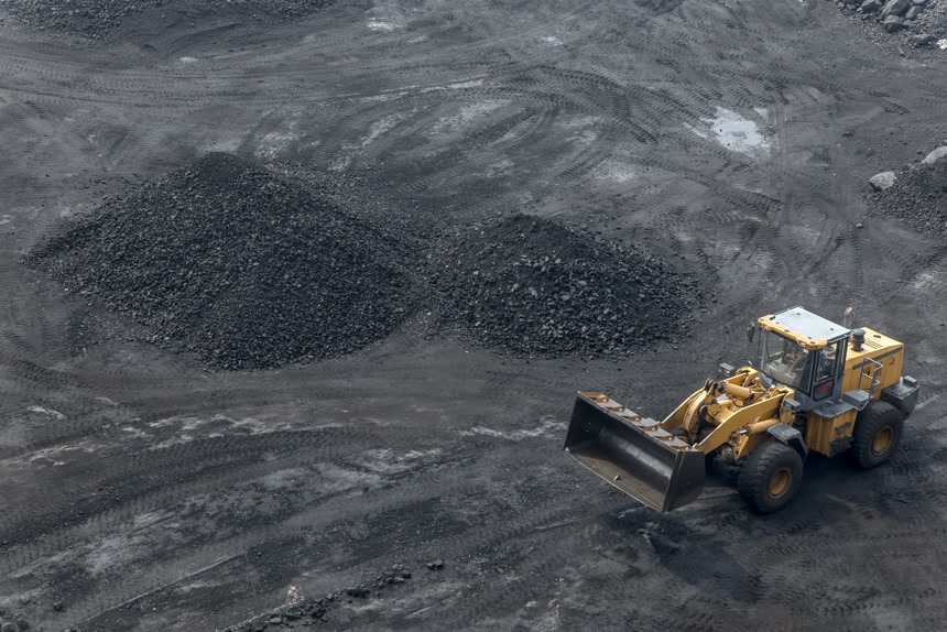 户外露天煤矿矿山开采车辆