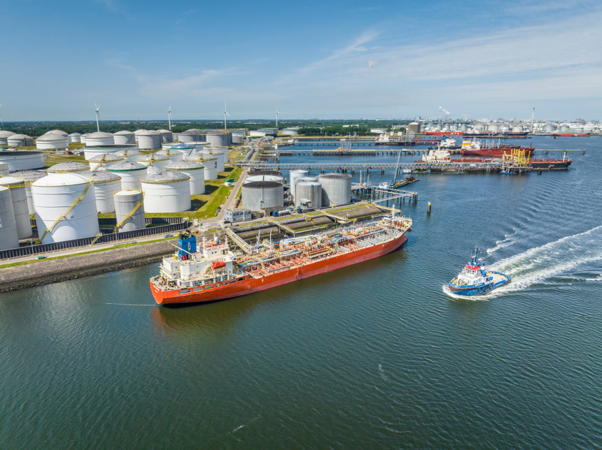 原油货物运输船将石油化学品卸下燃料仓库石油运输