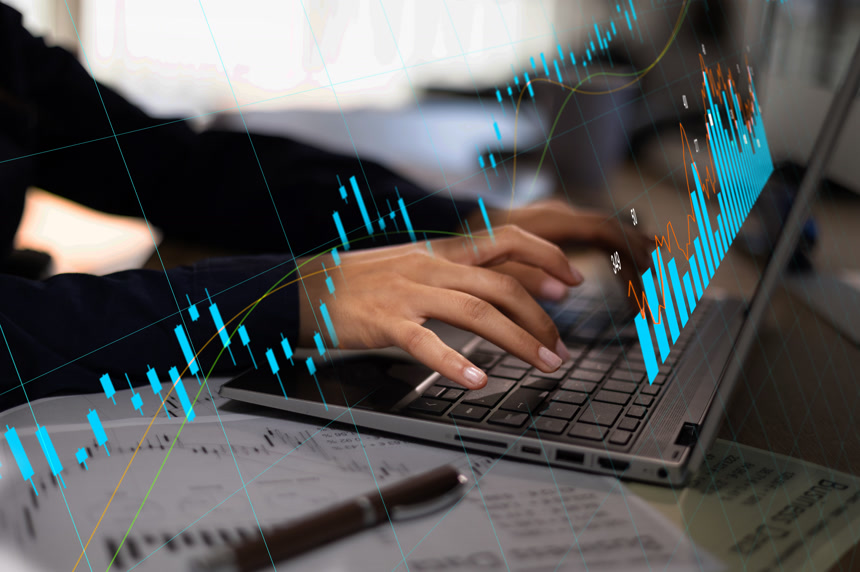 商务人物办公在电脑打字商务经济