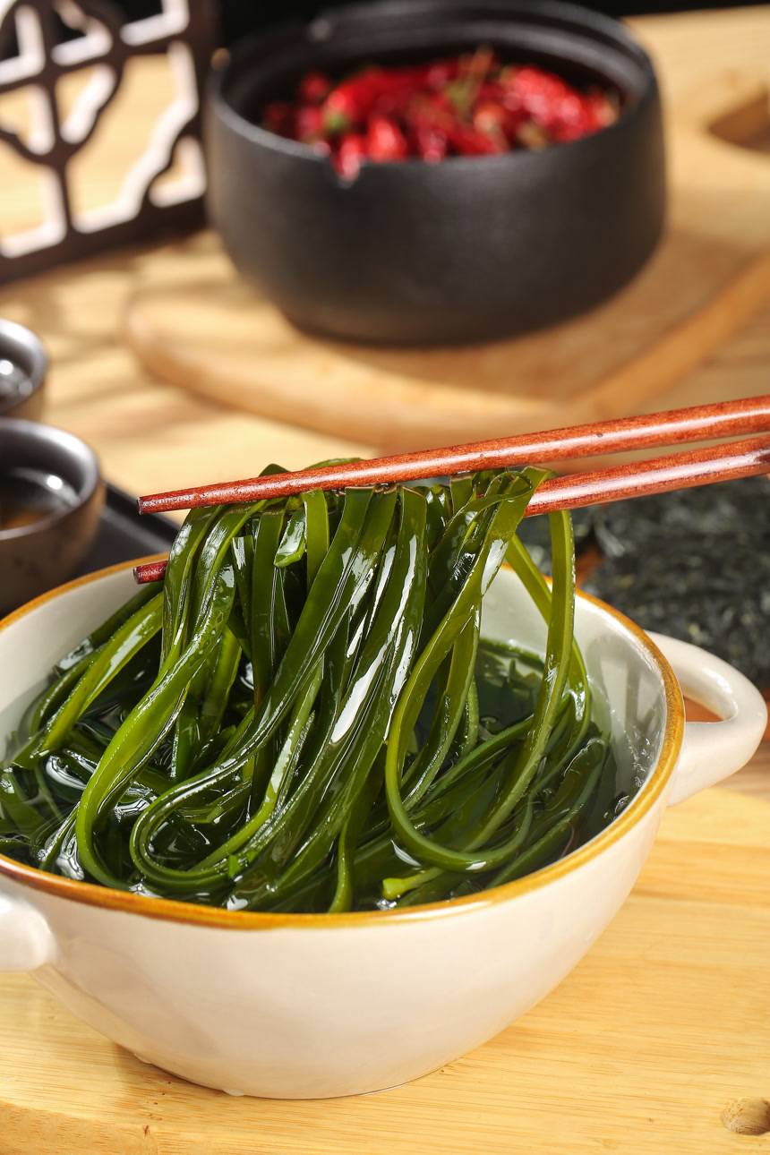 木底上的压缩海带丝