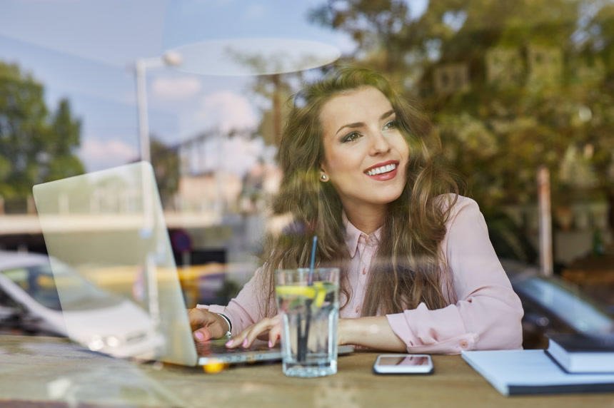 商务咖啡厅工作的女孩看向窗外