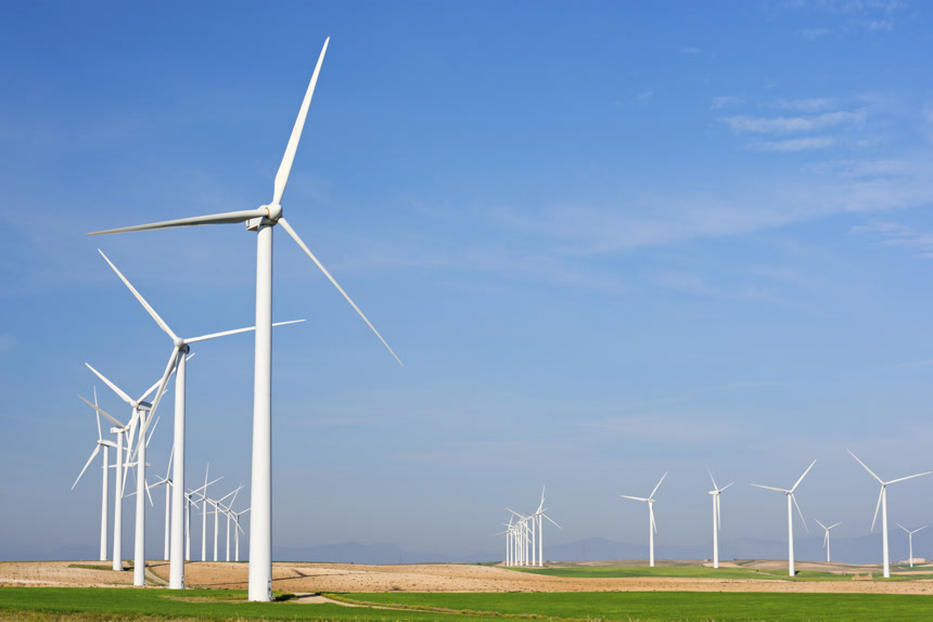 蓝天下的风车发动机风能节能环保