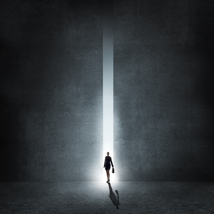 站在通向光明的大门前