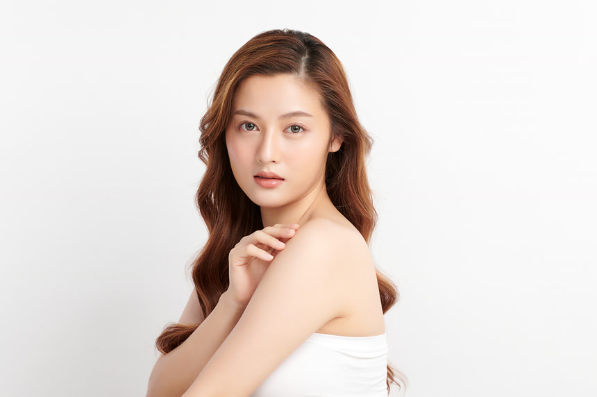 年轻美丽的亚洲女人，有着洁白的背景、脸蛋护理、面部护理、美容美发、美容美发、水疗、亚洲女性肖像.