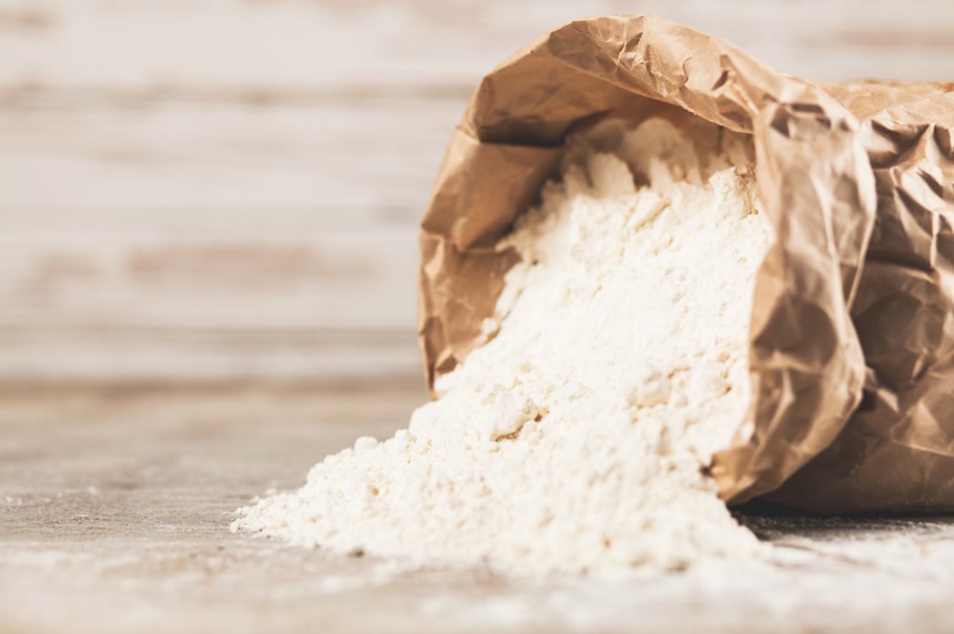 倒在地上的米袋子里流出了大米