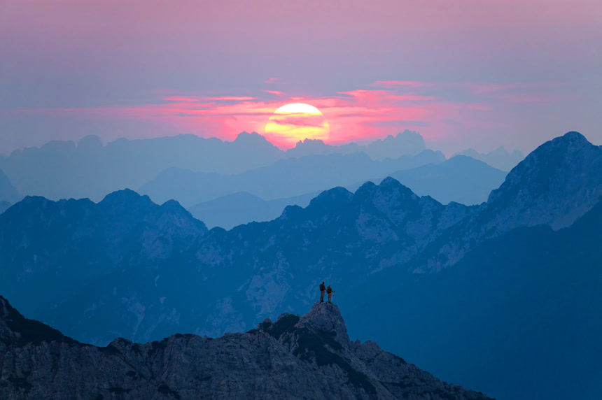 站在山顶看日出的人自然景观